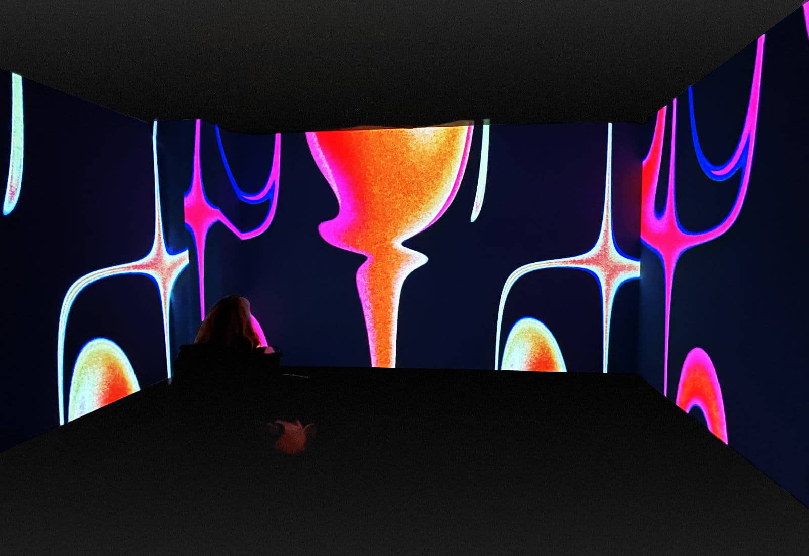 Audience member sitting across ilithya's projection at Affenfaust Galerie in Hamburg